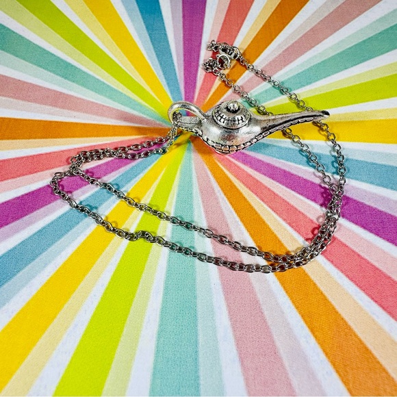 Adorable little genie lantern in Silver tone metal on a Silvertone chain - Picture 2 of 3